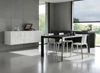 Küchensituation mit Hängesideboard, Esstisch Nori von Kristalia in schwarz mit Stühlen Plana Design in schwarz