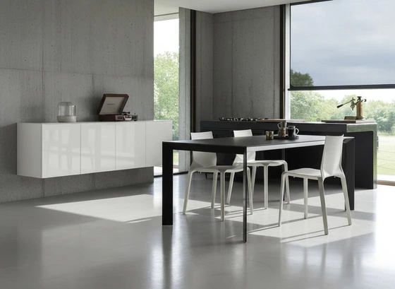 Küchensituation mit Hängesideboard, Esstisch Nori von Kristalia in schwarz mit Stühlen Plana Design in schwarz