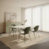 Esszimmereinrichtung mit Anrei Highboard Puro Wave Kristalia Ausziehtisch Nori in weiß und Elephant Chair Schalenstühlen in grün mit weißen Kissen