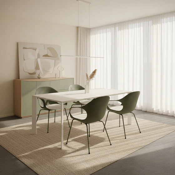Esszimmereinrichtung mit Anrei Highboard Puro Wave Kristalia Ausziehtisch Nori in weiß und Elephant Chair Schalenstühlen in grün mit weißen Kissen