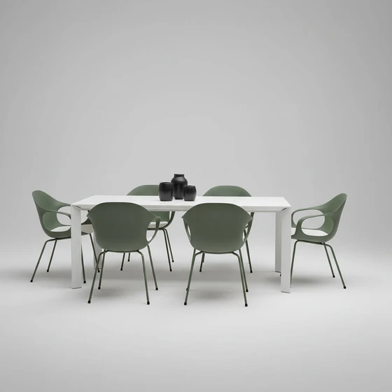 Esstisch Nori von Kirstalia in weiß mit Designstühlen Elephant Chair in grün