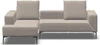 Bild zeigt das Jori Longueville Landscape Loungesofa in hochwertiger Stoff- oder Lederausführung, mit klarer Linienführung, modularer Form und verstellbaren Armlehnen – luxuriöses Sofa für modernes Wohnen mit Komfort und Designanspruch.