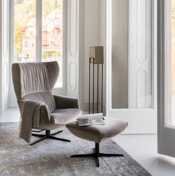 Gemütlicher Orhensessel Rhapsody Lounge von Jori mit Hocker