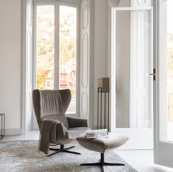JORI Rapsody Lounge in Seitenansicht – eleganter Relaxsessel mit schwarzem Gestell in Wohnumgebung