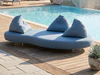 Blaue Ditre Italia Papilo Relaxinsel mit fließender Form und komfortabler Liegefläche für den Außenbereich.