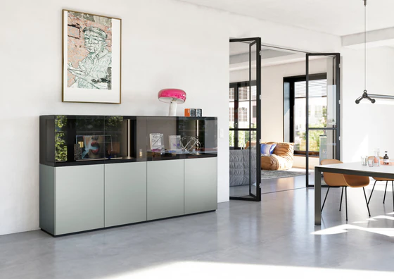 Kettnaker SOMA Highboard in Aluminium Titan & Grauglas, 242×124×50 cm, Ambienteansicht mit Beleuchtung