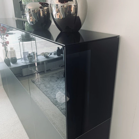 SOMA Highboard – integrierte Beleuchtung hinter Grauglas, elegante Tiefenwirkung
