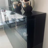 SOMA Highboard – integrierte Beleuchtung hinter Grauglas, elegante Seitenansicht