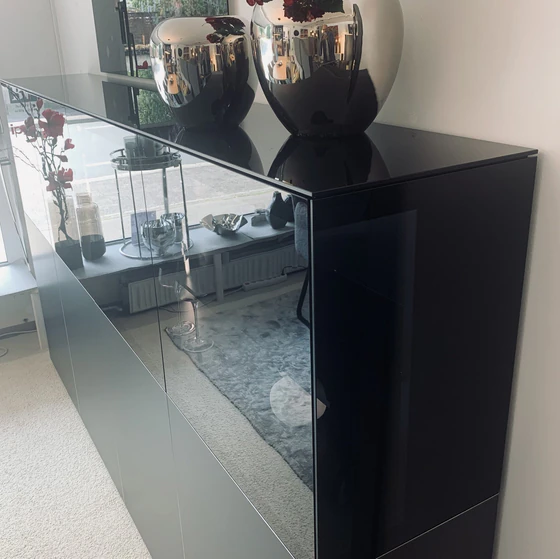 SOMA Highboard – integrierte Beleuchtung hinter Grauglas, elegante Seitenansicht