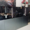 SOMA Highboard – integrierte Beleuchtung hinter Grauglas, elegante Frontansicht