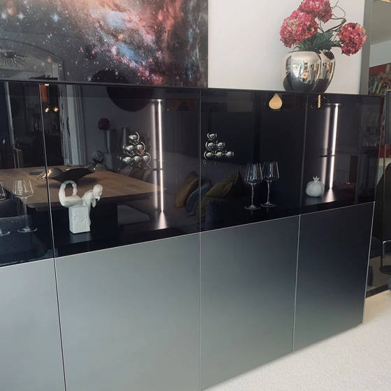 SOMA Highboard – integrierte Beleuchtung hinter Grauglas, elegante Frontansicht