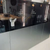 SOMA Highboard – integrierte Beleuchtung hinter Grauglas, elegante Tiefenwirkung