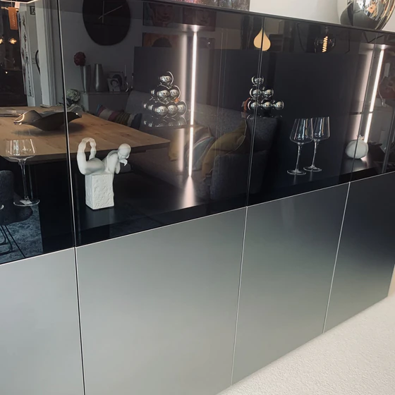SOMA Highboard – integrierte Beleuchtung hinter Grauglas, elegante Tiefenwirkung