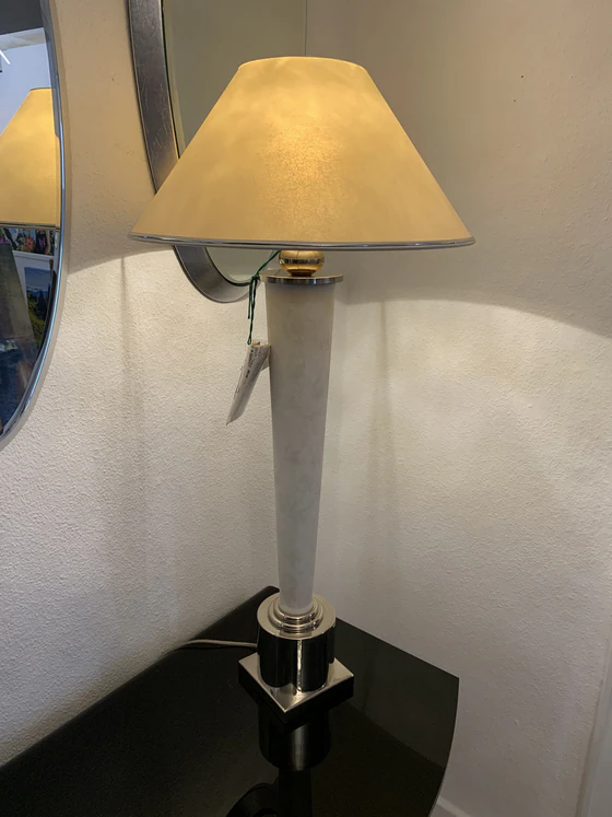 Sigma L2 – cremefarbener Schirm mit Chromkante (Detail)