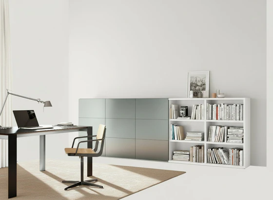 Kettnaker VITA Highboard in Lack matt – 353,2×115,7×35 cm, Drehtür links, Schiebetür über zwei Fächer im Arbeitszimmerambiente