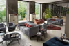 Ottomanne Sofa, im grauem Stoff mit roten Dekokissen, wohnliches Ambiente
