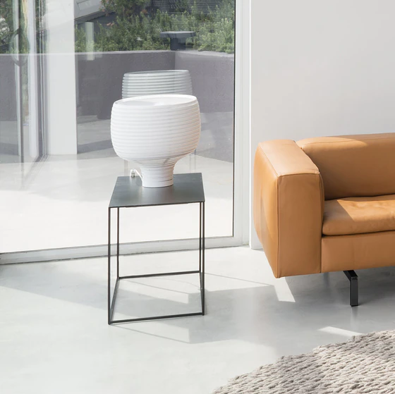 JORI Ascot JR-t938 Beistelltisch mit Metallgestell schwarz und Vegetalia-Sattelleder-Platte vor Fensterfron