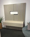 Detailaufnahme der großzügigen Kabelaussparung in der Rückwand des Sudbrock CUBO Medienmöbels