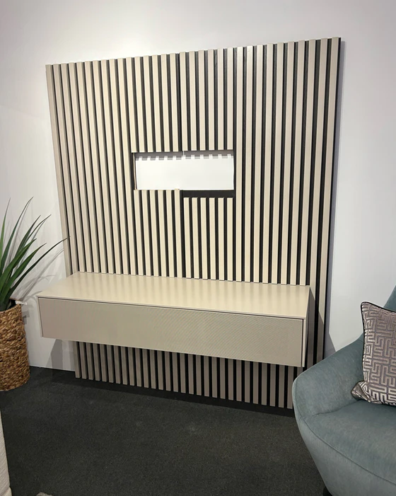 Detailaufnahme der großzügigen Kabelaussparung in der Rückwand des Sudbrock CUBO Medienmöbels