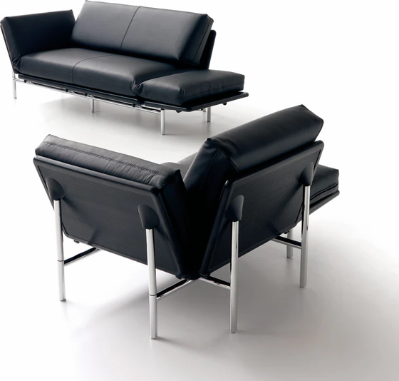 DEMA Rataplan Sofa und Sessel als Freisteller mit schwarzem Leder und Chromgestell von Möbel Zeppenfeld