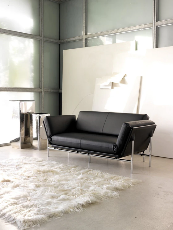 Rataplan in Leder schwarz im Wohnzimmer-Ambiente, zeitloses Design