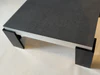 Nahaufnahme satiniertes Acrylgestell in schwarz, solide Möbelkonstruktion, hochwertiges Design von Casarte mit der kratzunempffindlichen Platte