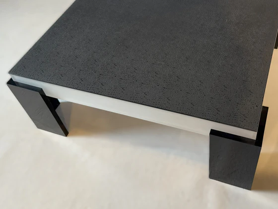 Nahaufnahme satiniertes Acrylgestell in schwarz, solide Möbelkonstruktion, hochwertiges Design von Casarte mit der kratzunempffindlichen Platte