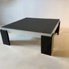Couchtisch Cassius von Casarte Interiordesign in der Gesamtansicht – 90x90 cm, satiniertes schwarzes Acrylgestell mit kratzbeständiger Glasplatte in Krokostruktur