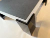 Nahaufnahme satiniertes Acrylgestell in schwarz, solide Möbelkonstruktion, hochwertiges Design von Casarte