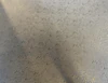 Oberfläche des Couchtischs Cassius – kratzfestes, satin-mattes Glas mit feiner Krokostruktur – hochwertiges Detail