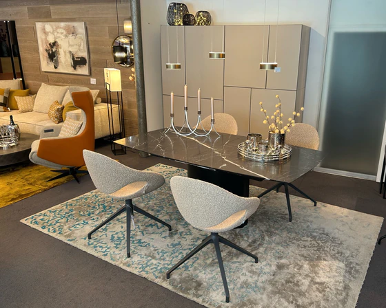 Gepolsterter Tonon Moon Stuhl mit ergonomischer Sitzschale und hochwertigem Stoffbezug, modernes Design mit wählbarem Gestell für Esszimmer oder Lounge