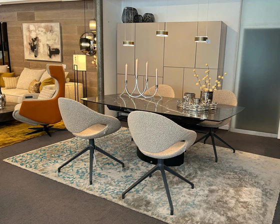 Gepolsterter Tonon Moon Stuhl mit ergonomischer Sitzschale und hochwertigem Stoffbezug, modernes Design mit wählbarem Gestell für Esszimmer oder Lounge