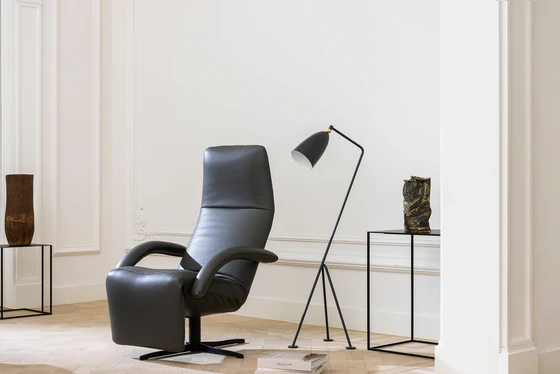 Yoga JR-7360 Monomove in Leder Celia nero im Wohnzimmer, neben Stehlampe, entspannte Sitzposition