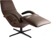 Jori Yoga JR-7360 Sessel in Celia Truffo (dunkelbraunes Leder), Monomove-Version mit festem Kopfteil, ergonomischer Liegeposition und schwarzem 4-Stern-Fuß – Aktionsmodell Timeless Icons liegend