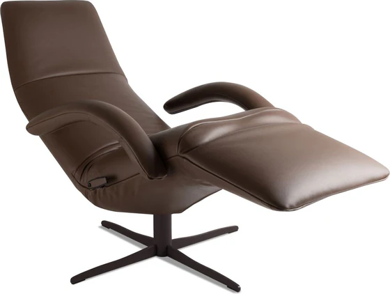 Jori Yoga JR-7360 Sessel in Celia Truffo (dunkelbraunes Leder), Monomove-Version mit festem Kopfteil, ergonomischer Liegeposition und schwarzem 4-Stern-Fuß – Aktionsmodell Timeless Icons liegend