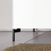 Eckfußlösung Piure Nex Pur Box 1577418 – montiert an weißem Korpus für elegante Bodenfreiheit