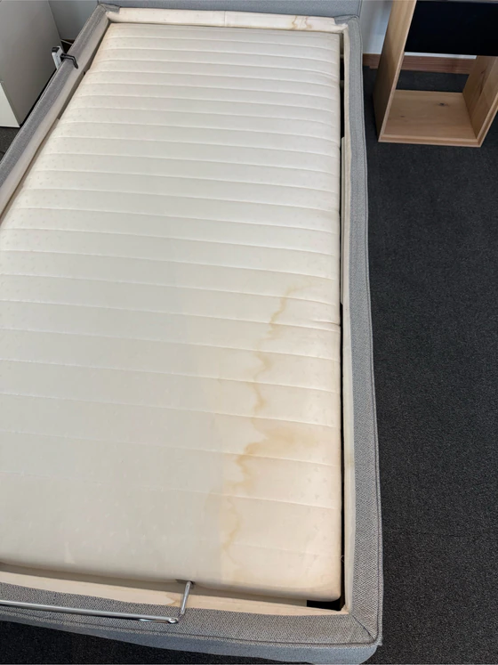 Untermatratze Residenz für Superba Pflegebett – ergonomische 7-Zonen-Technologie, Detail Wasserschaden