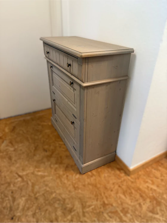 Seitliche Ansicht der Gradel Schuhklappenkommode Lara 2283 in grau gewachstem Fichtenholz mit Messinggriffen, Ausstellungsstück mit sichtbaren Gebrauchsspuren