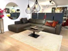 Design-Ecksofa Gyform Focus in Terra Leder auf Hochflorteppich