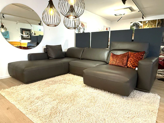 Gyform Focus Ecksofa mit Longchair, einem ausgezogenen Sitz und hochgestelltem Kopfteil