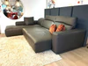 Perspektivansicht des Gyform Focus mit Longchair links in Terra-Leder mit ausgezogenen Sitzen
