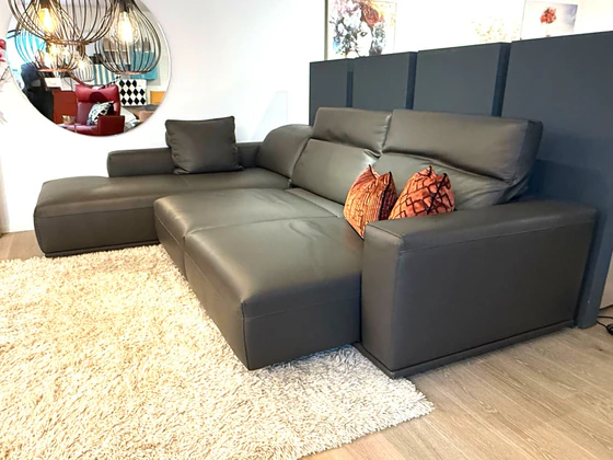 Perspektivansicht des Gyform Focus mit Longchair links in Terra-Leder mit ausgezogenen Sitzen