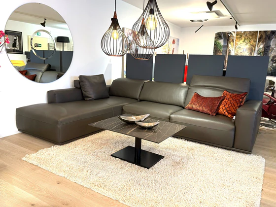 Gyform Focus Ecksofa in Seta Terra Leder, Gesamtansicht mit Longchair links