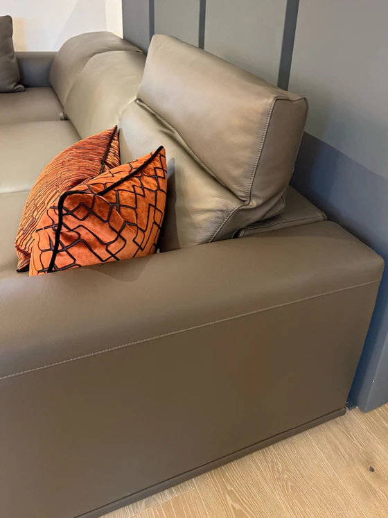 Hochstellbares Kopfteil am Gyform Focus Ecksofa, Detailaufnahme