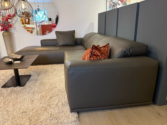 Longchair links des Gyform Focus in Seta Terra, Seitenansicht