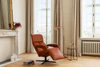 JORI Relaxsessel SYMPHONY JR-7960 in Celia Burgundy in stilvollem Wohnambiente mit Kamin und Fensterfront