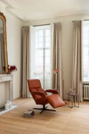 Relaxsessel JORI Symphony JR-7960 in Celia Burgundy in stilvoller Wohnzimmerumgebung – elegante Integration in klassische Innenarchitektur