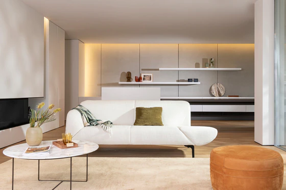 Designsofa Como mit stilvollen, verstellbaren Armlehnen und schlanken Metallfüßen