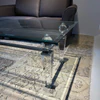 Detailansicht vom Couchtisch Kuatre 1100, Glasplatte mit Facettenschliff und Acrylgestell