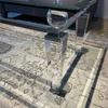 Nahaufnahme des verchromten Acrylfußes vom Design-Couchtisch Kuatre, edle Verarbeitung